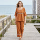 Der Inbegriff von Sommer-Chic: Figurbetontes Set aus atmungsaktivem Stoff