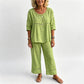 Der Inbegriff von Sommer-Chic: Figurbetontes Set aus atmungsaktivem Stoff