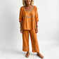 Der Inbegriff von Sommer-Chic: Figurbetontes Set aus atmungsaktivem Stoff
