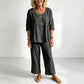 Der Inbegriff von Sommer-Chic: Figurbetontes Set aus atmungsaktivem Stoff