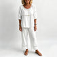 Der Inbegriff von Sommer-Chic: Figurbetontes Set aus atmungsaktivem Stoff