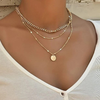 Elegante mehrlagige Halskette mit zartem Anhänger